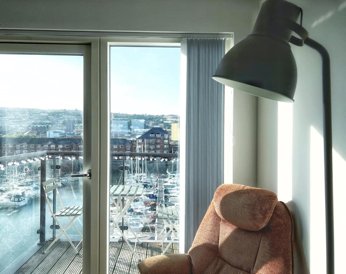 Elegant And Bright Seaside Apt In Swansea Marina Eksteriør billede